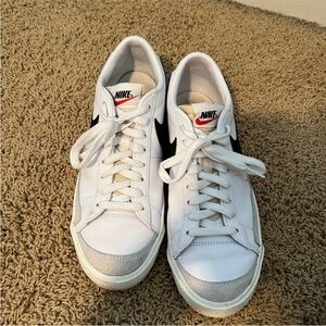 Nike blazer low 77 Vintage, men’s size 8.5 Women size 10